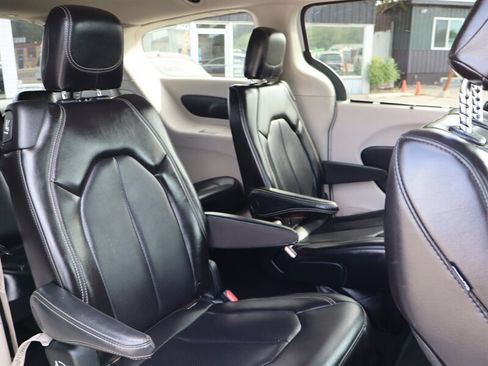 Used 2023 Chrysler Pacifica Touring-L FWD image 14