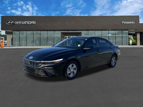 Used 2025 Hyundai Elantra SE image 1