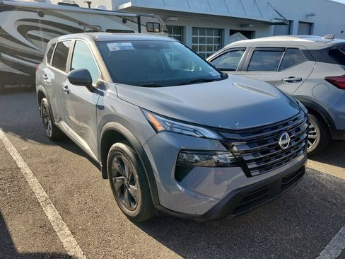 Used 2026 Nissan Rogue SV FWD image 2