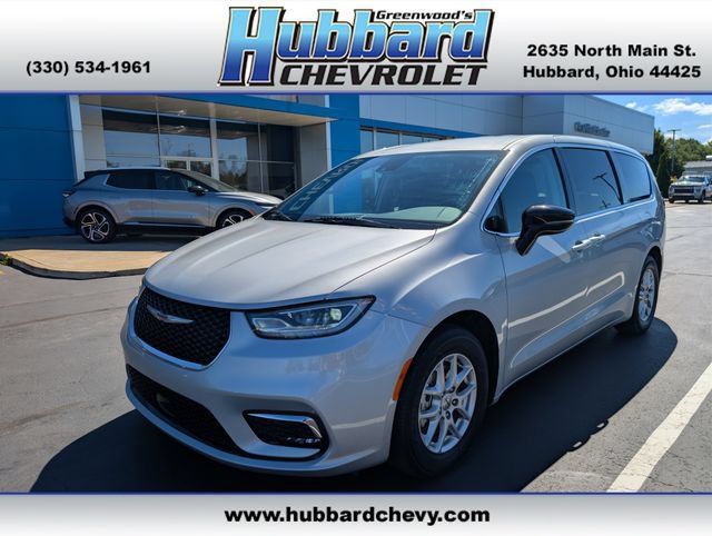 Used 2024 Chrysler Pacifica Touring-L FWD image 1