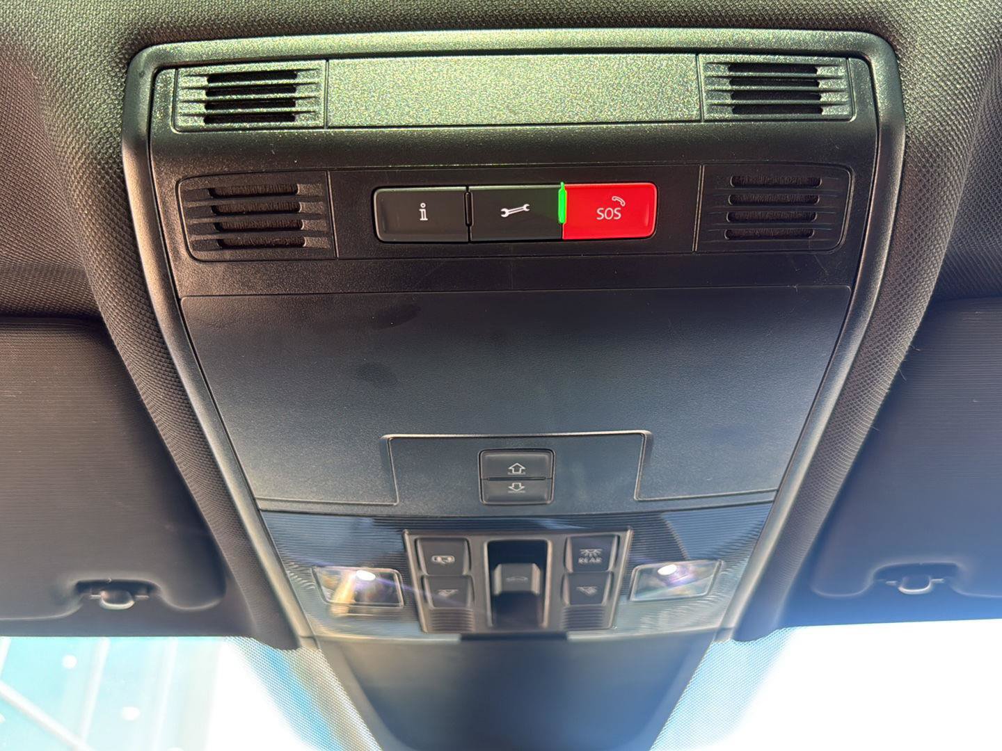 Used 2023 Volkswagen Tiguan SE R-Line FWD image 15