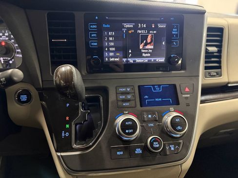 Used 2015 Toyota Sienna XLE Premium FWD image 8
