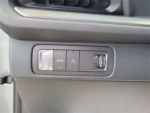 Used 2025 Chevrolet Traverse LT image 14