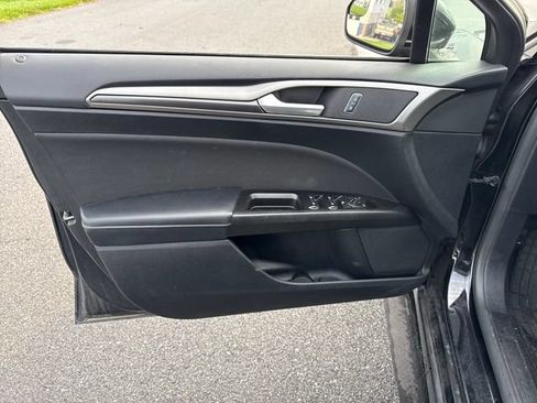 Used 2017 Ford Fusion SE w/ Equipment Group 201A FWD image 24