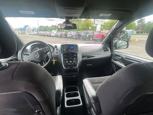 Used 2018 Dodge Grand Caravan SE FWD image 11