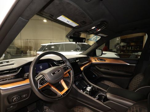 Used 2025 Jeep Grand Cherokee L Summit AWD/4WD image 9