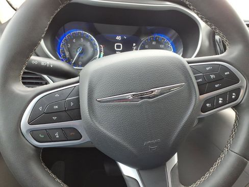 Used 2023 Chrysler Pacifica Touring-L image 17