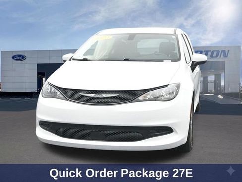 Used 2022 Chrysler Voyager LX FWD image 3