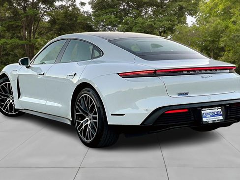 Used 2022 Porsche Taycan image 4