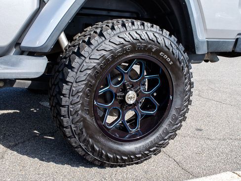 Used 2020 Jeep Gladiator Overland image 6