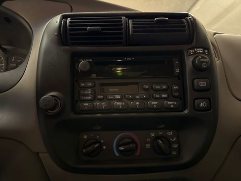 Used 2001 Ford Explorer XLT image 11