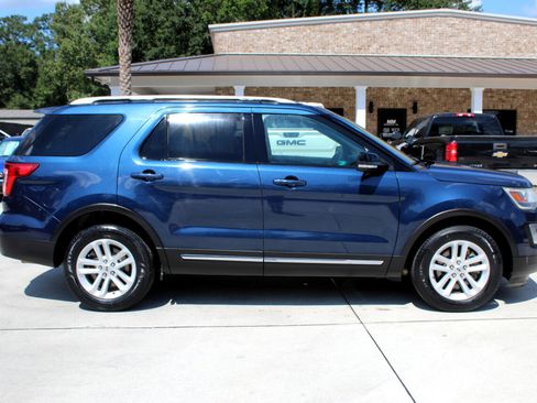 Used 2017 Ford Explorer XLT image 15