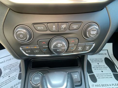 Used 2022 Jeep Cherokee Latitude Lux w/ Sun & Sound Group AWD/4WD image 19