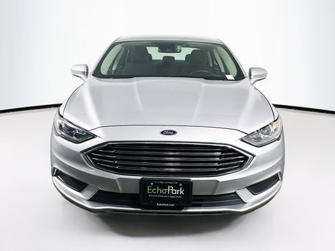 Used 2017 Ford Fusion SE image 2