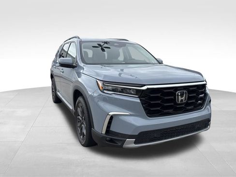 Used 2023 Honda Pilot Touring image 3