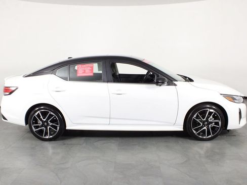 Used 2025 Nissan Sentra SR w/ SR Premium Package FWD image 9
