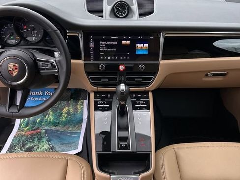 Used 2025 Porsche Macan Base image 8