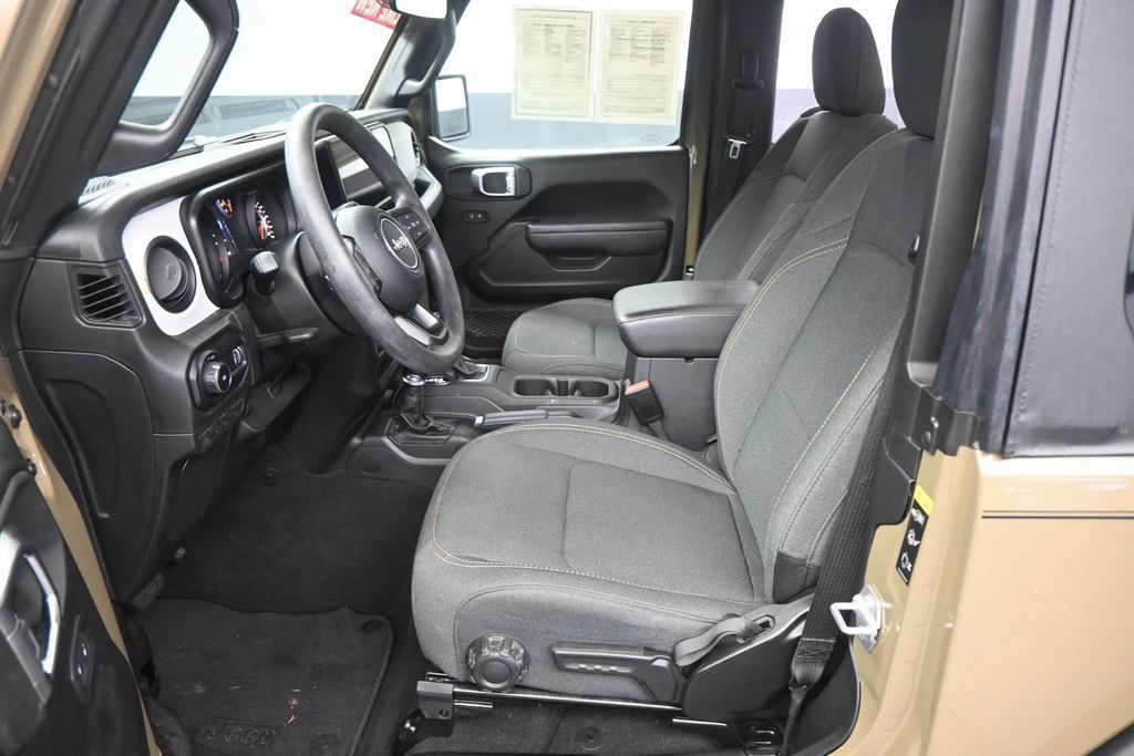 Used 2025 Jeep Wrangler Sport AWD/4WD image 9