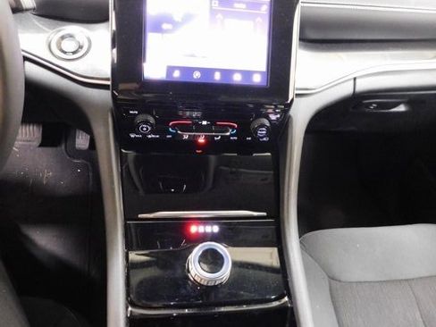 Used 2022 Jeep Grand Cherokee Laredo image 32