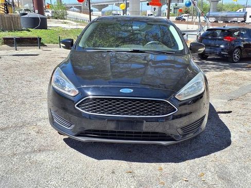 Used 2017 Ford Focus SE image 2