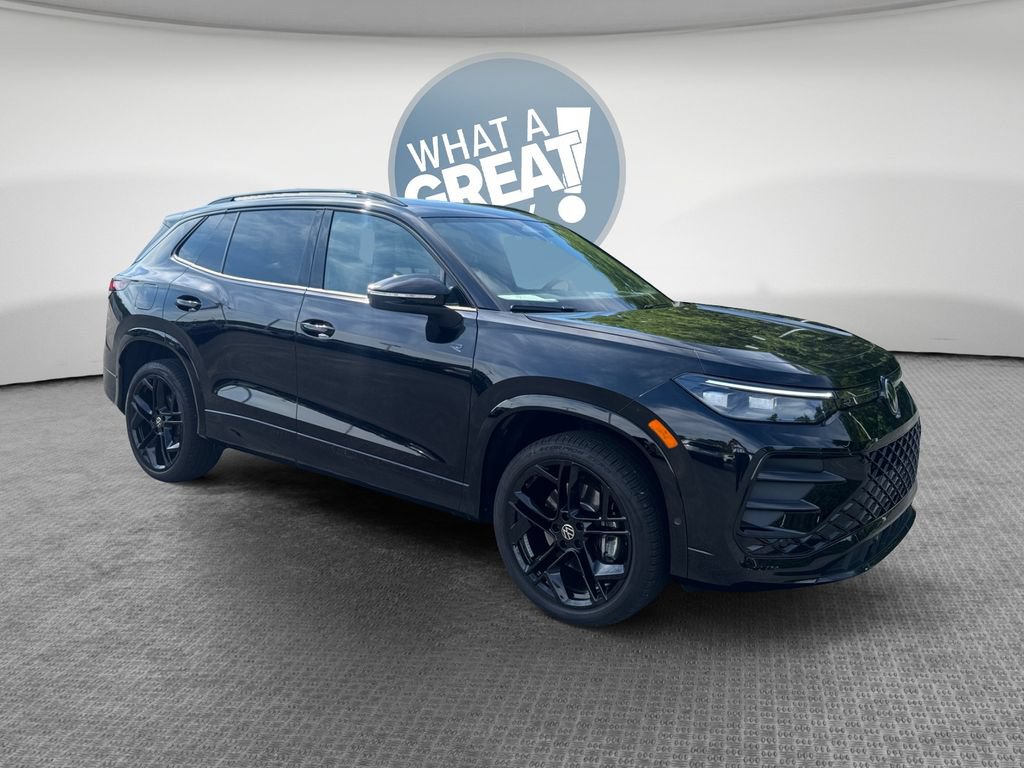 Used 2025 Volkswagen Tiguan SE R-Line AWD/4WD image 1
