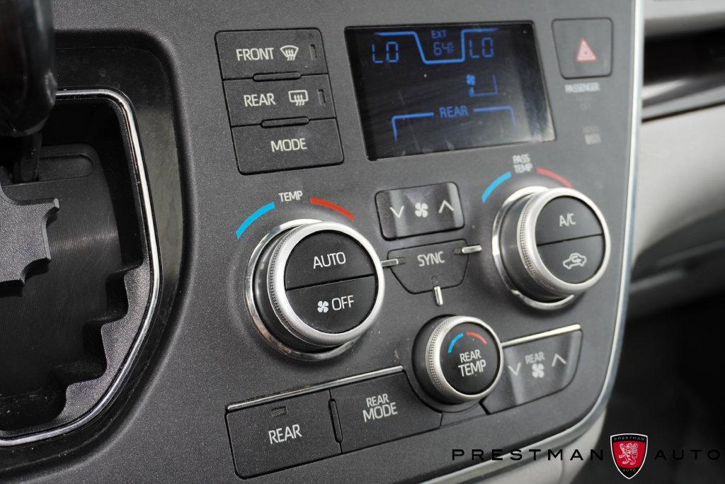 Used 2018 Toyota Sienna XLE w/ XLE Navigation Package FWD image 33