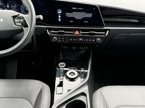 Certified 2024 Kia Niro Wind w/ Wind Preserve Package FWD image 33