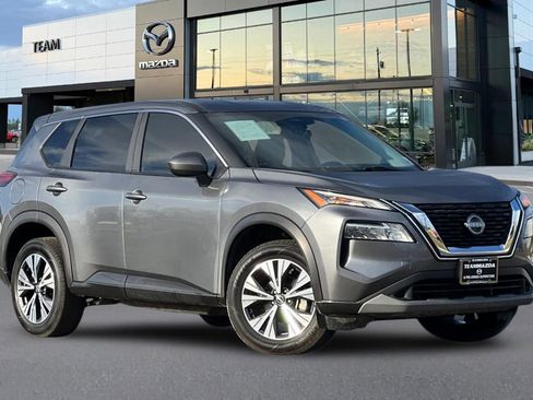 Used 2023 Nissan Rogue SV image 2