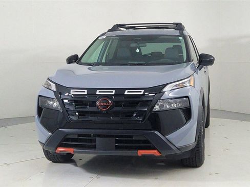 Used 2025 Nissan Rogue SV image 2
