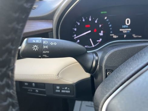 Used 2019 Toyota Avalon Limited image 18