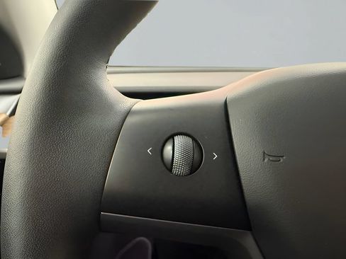 Used 2023 Tesla Model Y Long Range AWD/4WD image 18