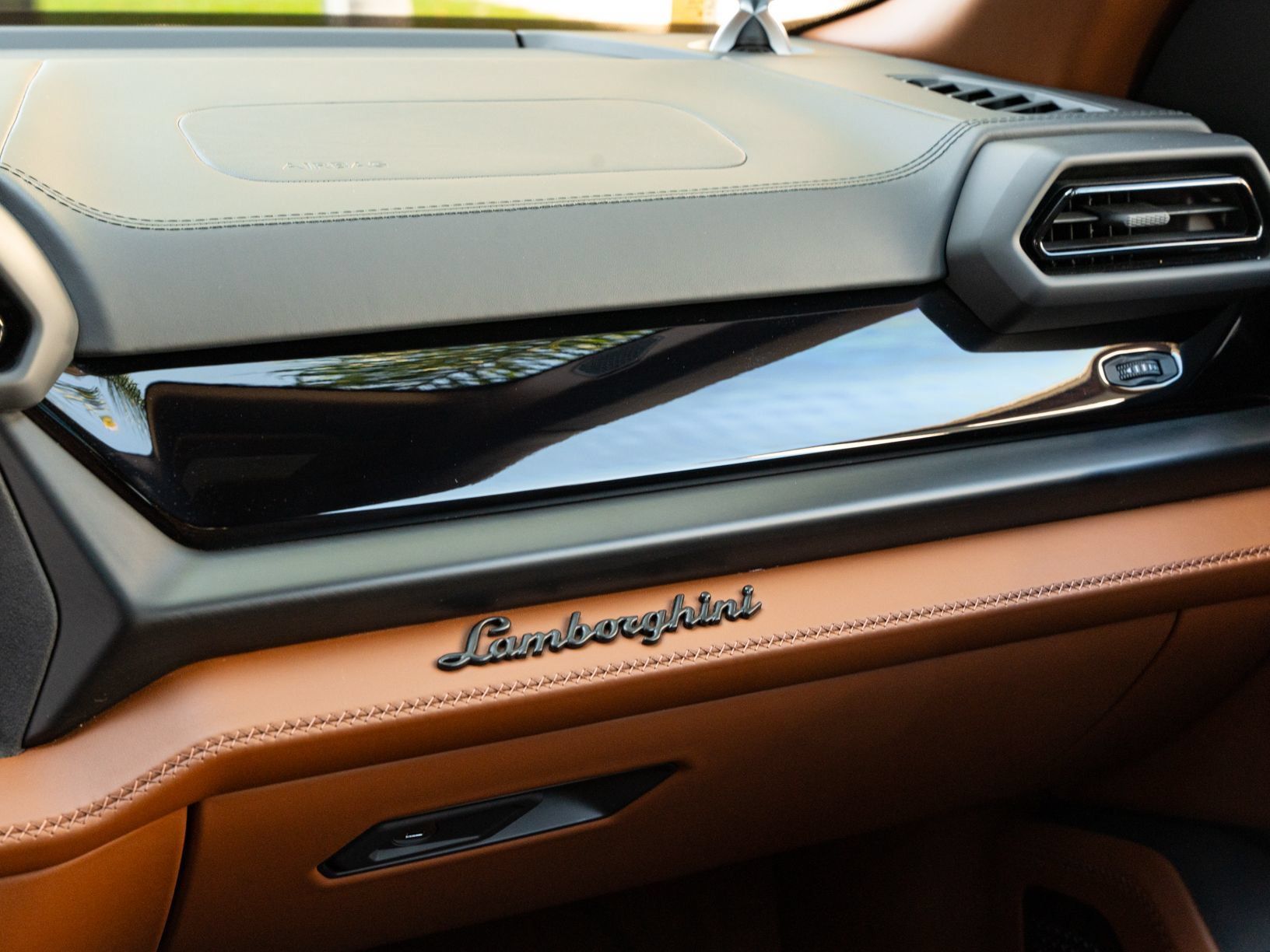 Used 2026 Lamborghini Urus SE AWD/4WD image 39