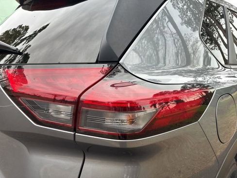 Used 2023 Nissan Rogue S image 14