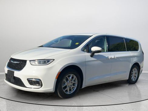 Used 2023 Chrysler Pacifica Touring-L FWD image 5