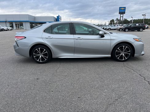Used 2020 Toyota Camry SE image 4
