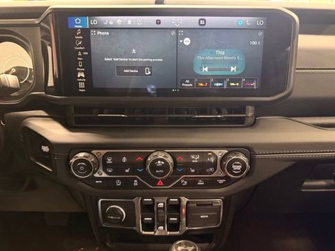 Used 2024 Jeep Wrangler Unlimited Sahara w/ Technology Group AWD/4WD image 32