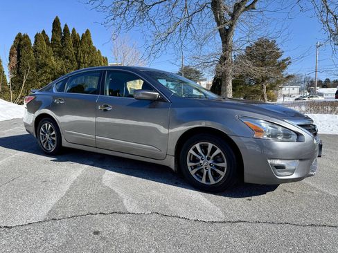 Used 2015 Nissan Altima 2.5 S w/ Sport Value Package image 3
