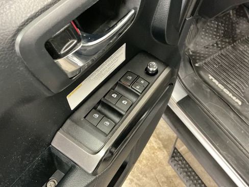 Used 2018 Toyota Tacoma TRD Off-Road image 23