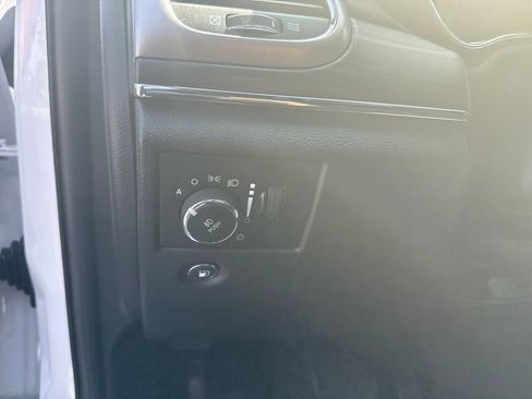 Used 2019 Jeep Grand Cherokee Limited w/ Luxury Group II AWD/4WD image 16