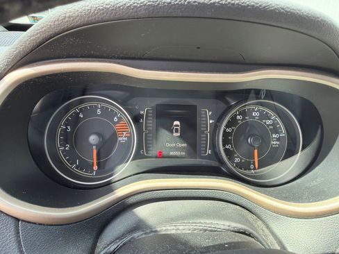 Used 2018 Jeep Cherokee Latitude AWD/4WD image 12