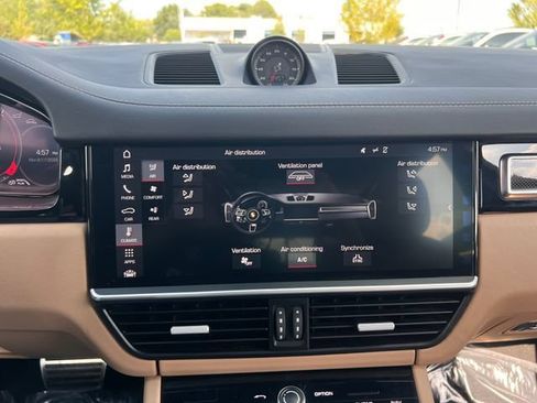 Used 2019 Porsche Cayenne Turbo AWD/4WD image 28