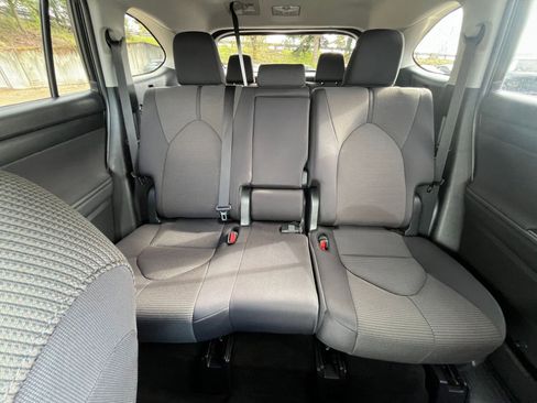 Used 2025 Toyota Highlander LE FWD image 40