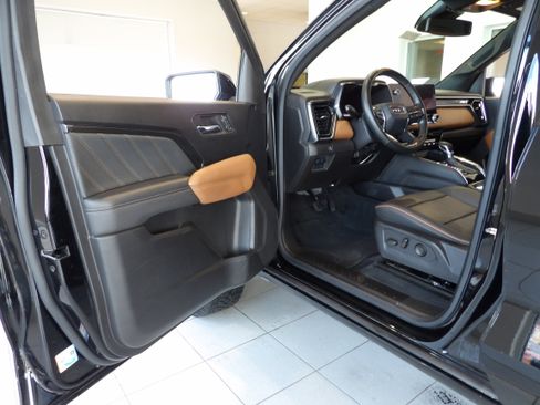 Used 2023 GMC Canyon AT4 w/ AT4 Premium Package image 9