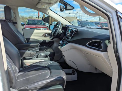 Used 2020 Chrysler Voyager Lxi image 16