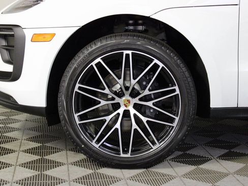 Certified 2025 Porsche Macan image 40