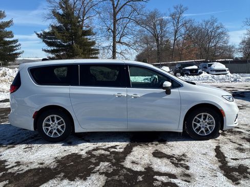 Used 2023 Chrysler Pacifica Touring-L image 6