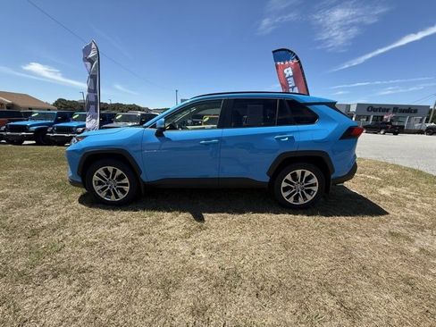 Used 2020 Toyota RAV4 XLE Premium image 4