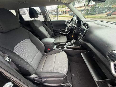 Used 2023 Kia Soul LX w/ LX Technology Package FWD image 12