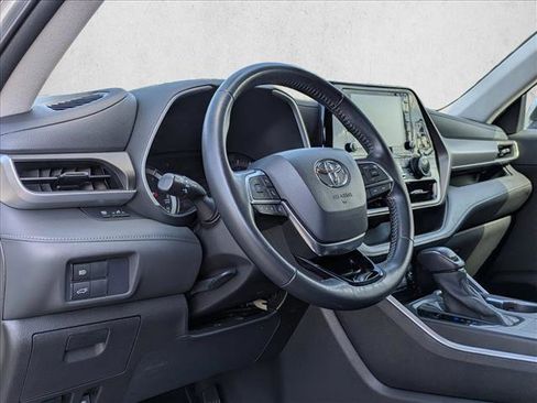 Used 2021 Toyota Highlander XLE FWD image 10