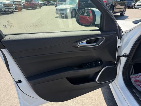 Used 2022 Alfa Romeo Giulia Ti AWD/4WD image 12